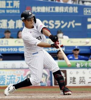 5回ロッテ2死満塁、山口が中前に決勝となる勝ち越し2点打を放つ=ZOZOマリン