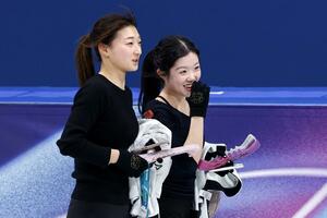 公式練習を終え、引き揚げる坂本花織(左)と中井亜美=14日、ミラノ(共同)