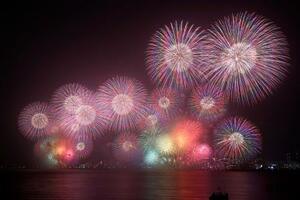 大津市の琵琶湖で開かれた「びわ湖大花火大会」=8日夜