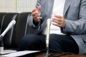 記者会見する原告の男性=29日午後、名古屋市