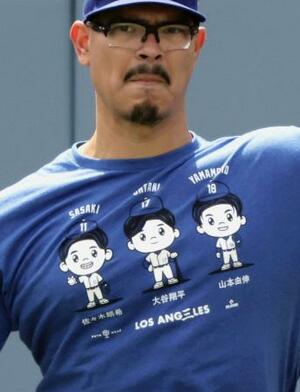 　大谷、山本、佐々木「日本人トリオ」のＴシャツを着て練習するドジャースのバンダ＝３月、ロサンゼルス