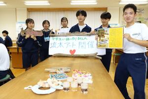 本町マルシェで販売する商品や企画をPRする中条中学校の3年生=胎内市東本町
