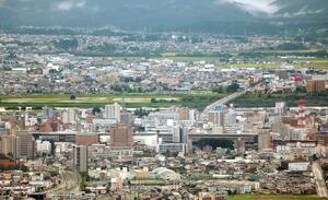信濃川の東西に住宅や商業地が広がる長岡市の市街地。リーダーにはまちの発展に向けたビジョンと実行力が求められる