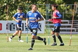試合復帰に向けて調整するFW小見洋太=聖籠町