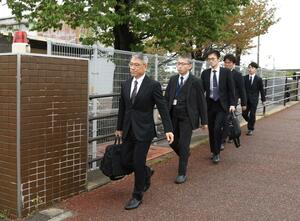 データ改ざんが判明したＩＨＩ原動機の新潟内燃機工場を立ち入り検査に入る国土交通省の職員＝４月２５日、新潟市東区