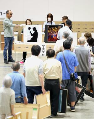 県展の応募作品を運び込む出品者ら=20日、新潟市中央区