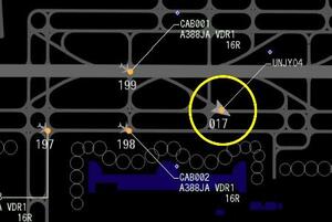 　管制官の監視モニターに表示される車両（円内）と航空機のイメージ（国土交通省提供）