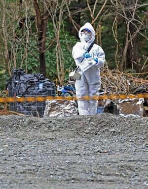 東日本大震災の直前に完成し、住むことなく解体した自宅跡に立つ大賀あや子さん＝４日、福島県大熊町（写真映像部・立川悠平撮影）
