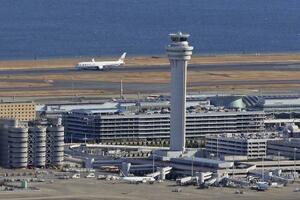 羽田空港のC滑走路(奥)と管制塔=2024年1月