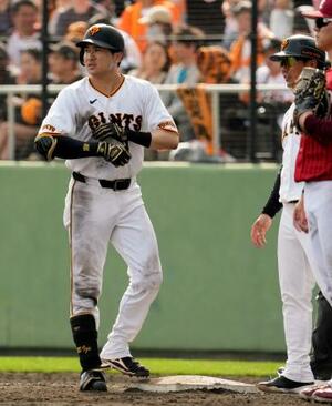 　８回、３安打目を放った巨人・泉口＝沖縄セルラー