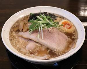 うまみの利いたスープとたっぷりの具材が特長の看板メニュー「極み増し」。ミニチャーハンも人気だ