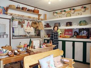 店内の商品を説明する伊藤佐江子さん＝佐渡市両津福浦２