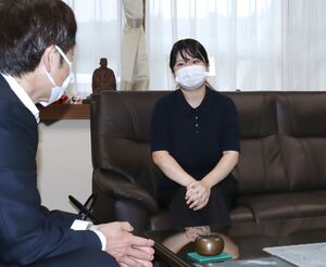 地域おこし協力隊退任のあいさつをする小畑穂乃花さん=出雲崎町役場