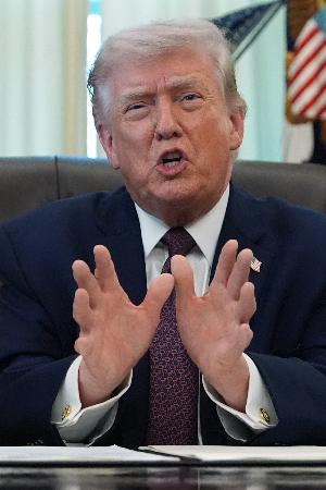 　米ホワイトハウスの執務室で話すトランプ大統領＝３月３１日、ワシントン（ＡＰ＝共同）