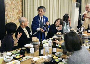 「はでっぱの香を楽しむ会」で記念酒の原酒を楽しむ参加者ら=阿賀町鹿瀬