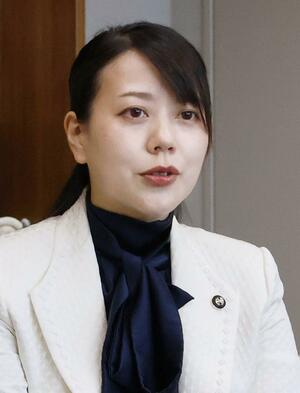 自身の産休について報道各社の取材に応じる京都府八幡市の川田翔子市長=21日午後、市役所