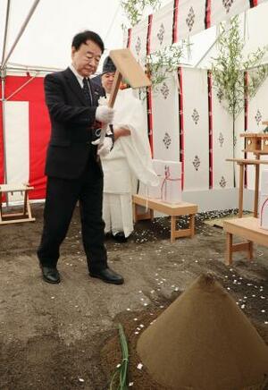 　「日本館御殿」を復元整備する工事の起工式で、くわ入れする青山繁晴環境副大臣＝２７日午前、東京・新宿御苑