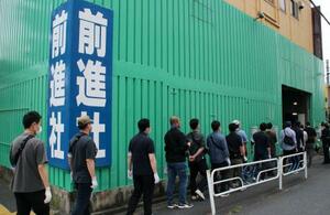 中核派拠点「前進社」の家宅捜索に入る警視庁の捜査員=24日午前8時43分、東京都江戸川区