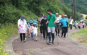 5年前の地震に思いをはせながら歩く保育園の園児やイベント参加者ら=6月18日、村上市府屋