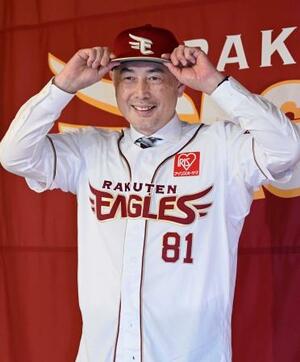 記者会見でポーズをとる、プロ野球楽天の新監督に就任する吉井理人氏=17日、仙台市