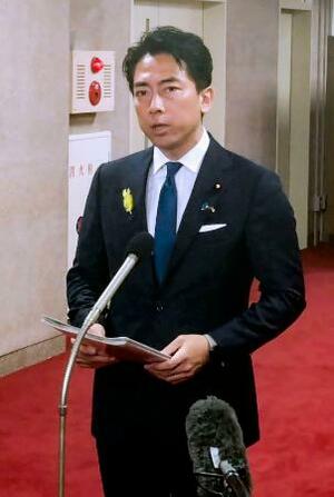 記者団の取材に応じる小泉農相=30日午前、農水省