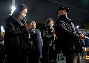 阪神大震災の犠牲者を追悼する長岡市山古志地域からの参列者=1月17日、神戸市長田区
