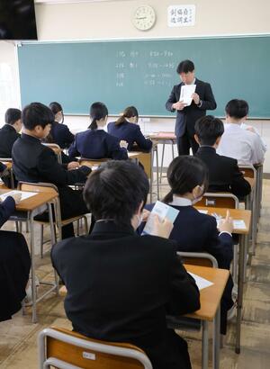 全国学力テストの開始を待つ中学3年生=4月18日、新潟市中央区の上山中学校