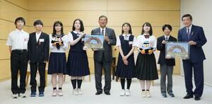 北方領土の元島民の孫などを含む北海道の中学生らと記念撮影する石破首相(中央)=29日午後、首相官邸