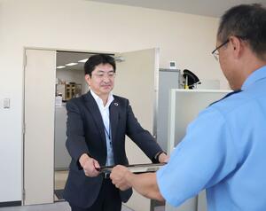 感謝状を受け取る第四北越銀行島崎支店の水橋浩貴支店長=長岡市与板町与板
