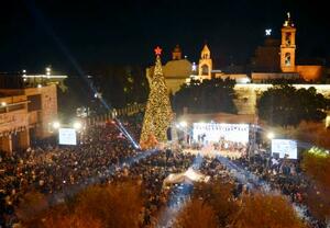 　６日、ヨルダン川西岸ベツレヘムの聖誕教会前の広場で点灯されたクリスマスツリー（共同）