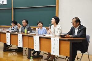 「子どもいじめ防止学会」の設立記念大会で、シンポジウムに登壇する旭川いじめ自殺の再調査委員会の委員=7月12日、東京都内