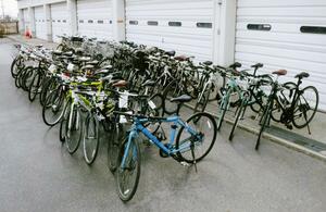 窃盗の疑いで逮捕された容疑者の自宅敷地内で見つかった他人名義の自転車(県警提供)