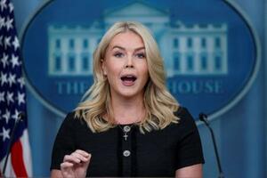 　記者会見する米ホワイトハウスのレビット報道官＝２８日、ワシントン（ロイター＝共同）