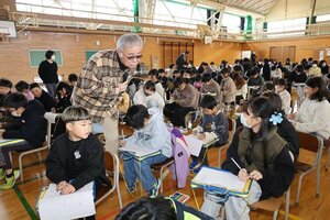 絵や言葉で表現し、伝える楽しさを教えた黒井健さん＝魚沼市の堀之内小学校