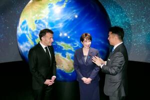 　東京都内の宇宙企業「アストロスケール」を視察する高市首相（中央）とフランスのマクロン大統領（左）＝２日午前