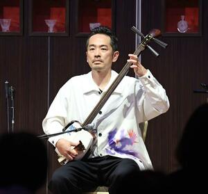 三味線を演奏する史佳Fumiyoshiさん=2024年5月、上越市