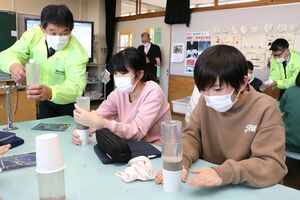 実験キットを使い液状化の仕組みを学んだ出前授業=新潟市西蒲区小吉