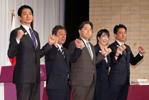 自民党総裁選の共同記者会見を前に写真に納まる(左から)小林元経済安保相、茂木前幹事長、林官房長官、高市前経済安保相、小泉農相=23日午前、東京・永田町の党本部