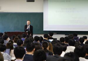 新潟労働局が新潟大学の学生向けに開いた寄付講義=新潟市西区五十嵐2の町