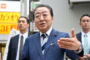 記者団の取材に応じる立憲民主党の野田代表=12日午後、横浜市