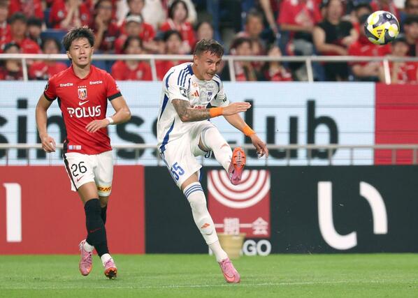 浦和－新潟　前半、マテウス・モラエスがシュート性のクロス＝埼スタ