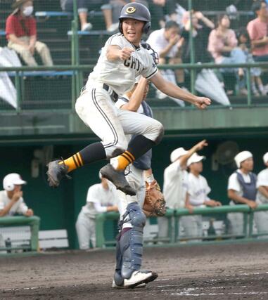 長岡商－新潟商　８回表、長岡商２死満塁、倉持龍登の３点適時打で８－２。生還して躍り上がる三走の長澤光星＝長岡市悠久山