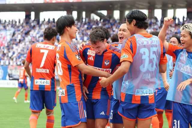 新潟－横浜Ｍ　後半２８分、先制ゴールを決めたＭＦダニーロ・ゴメス（中央）＝ビッグスワン