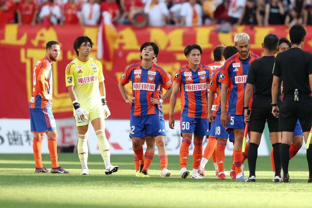 第26節ホーム川崎戦以来5試合ぶりの勝ち点1を上げた新潟=デンカビッグスワン