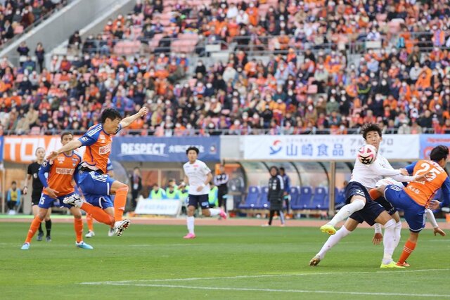 新潟－柏　後半１２分、ＤＦ千葉和彦（左）が右足で合わせ、１－１＝ビッグスワン（写真映像部・富山翼）