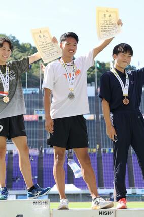 男子200メートルで準優勝し、表彰台に登る佐藤克樹(東京学館)=7月28日、広島市