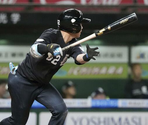6回西武1死三塁、滝沢が左前に適時打を放つ=ベルーナドーム