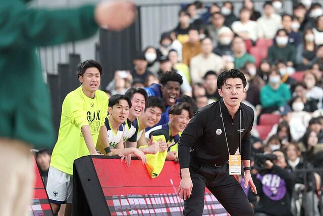 男子準々決勝　帝京長岡－福岡第一　終盤、戦況を見守る帝京長岡の五十嵐平コーチ（右）と控え選手