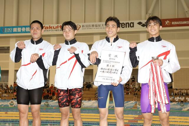 男子200メートルリレー決勝 優勝して表彰台に立つ日本文理の選手たち=長岡市のダイエープロビスフェニックスプール