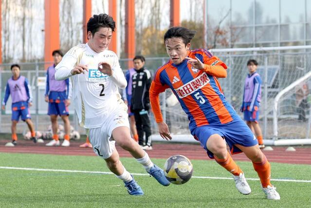 新潟U18-松本U18 後半、攻め込む新潟U18の安田陽平=聖籠町